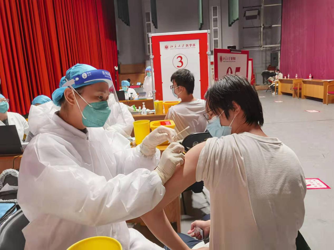 北京大學醫學部圓滿完成在校師生新冠疫苗第一批次加強針集中接種工作