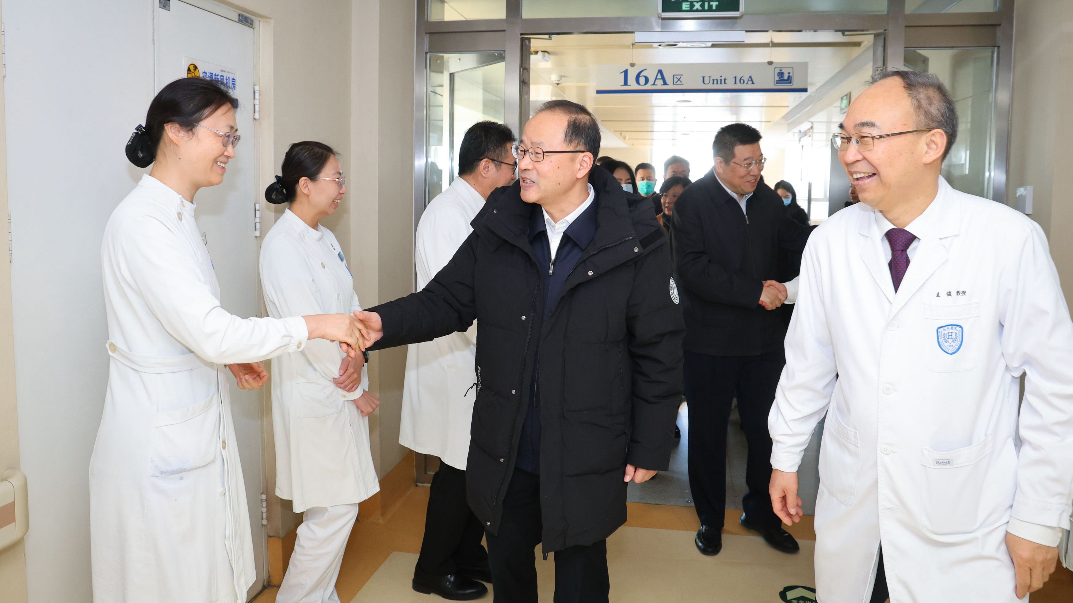 校领导看望慰问一线教职员工，送上新年祝福