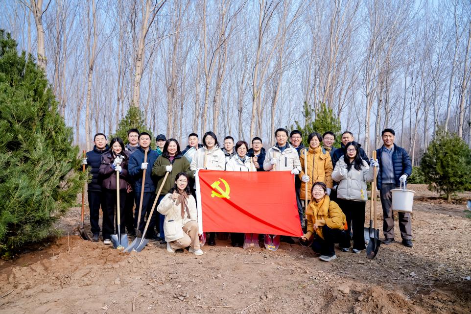 师生共植新绿 探寻城市发展——医学部机关党委开展春季植树活动